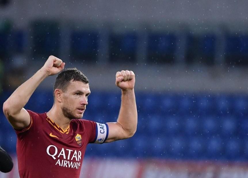 Dzeko festeggia dopo la vittoria contro il Napoli, di LaPresse