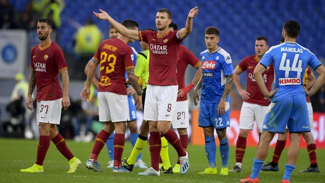 Edin Dzeko incita il pubblico durante l'interruzione dell'arbitro Rocchi