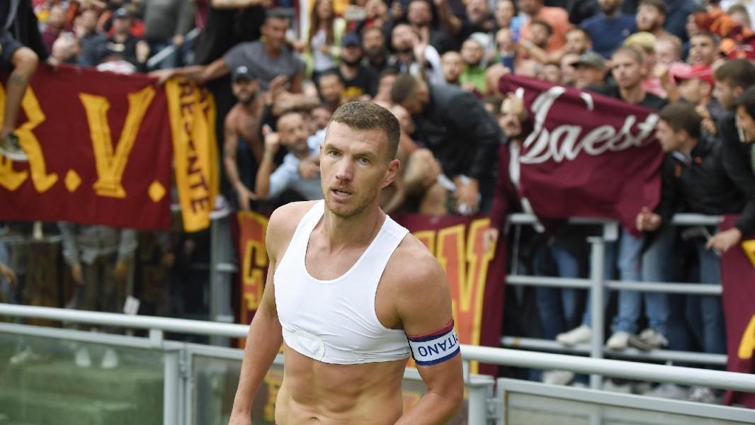 Edin Dzeko sotto il settore ospiti di Bologna, di LaPresse