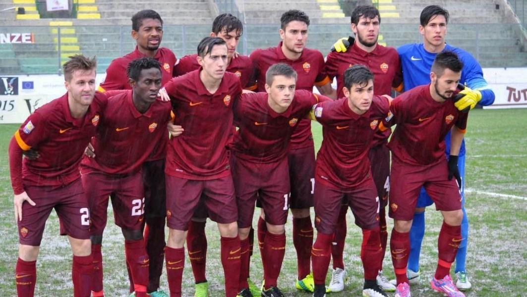 La Roma Primavera che ha giocato la semifinale con l’Inter del 14 febbraio 2015, ultima partita dei giallorossi al Viareggio. In basso, il tabellino di quella gara, accanto a quello dell’ultima vittoria, nell’edizione 1991