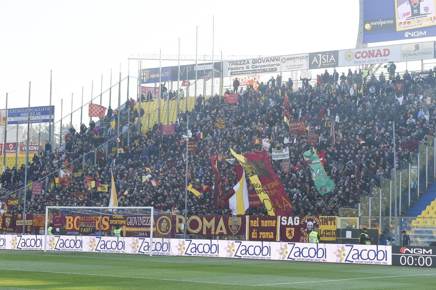 I tifosi della Roma al Tardini, di LaPresse