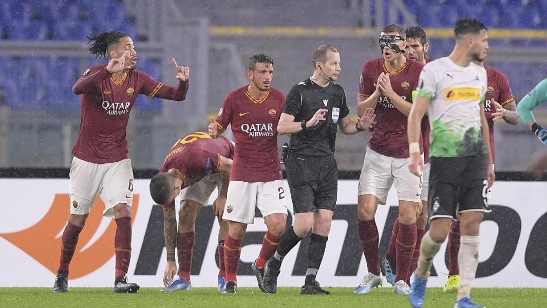 Le proteste della Roma con l'arbitro Collum nella gara d'andata, di LaPresse