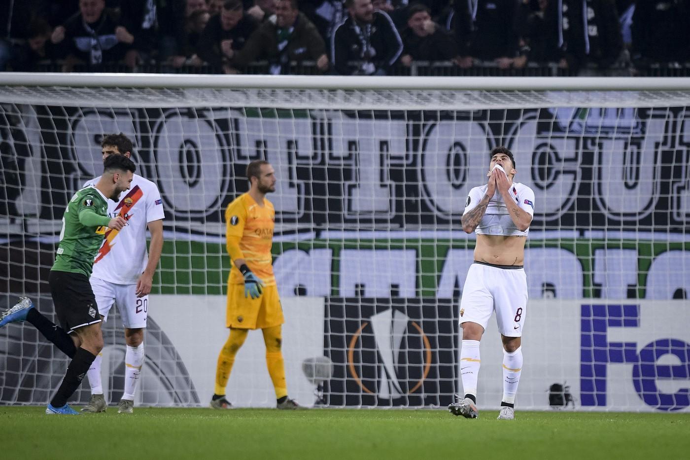 La delusione dei giocatori della Roma al termine della sfida del Borussia Park, di LaPresse