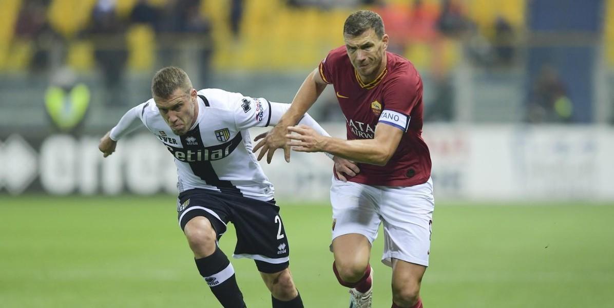 Edin Dzeko in azione durante Parma-Roma