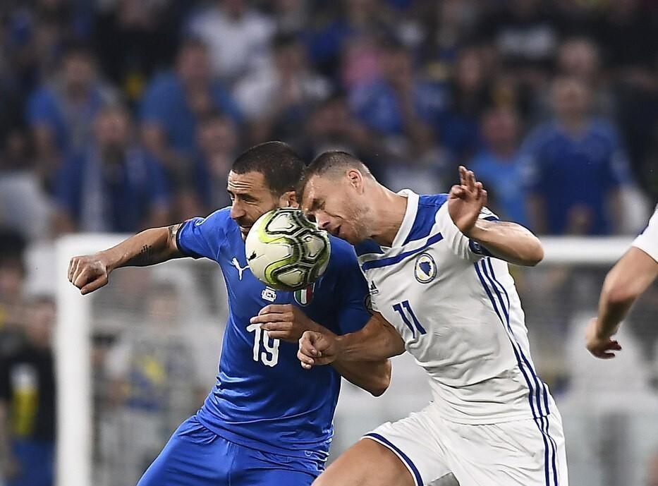 Bonucci e Dzeko in azione durante Italia-Bosnia, di LaPresse