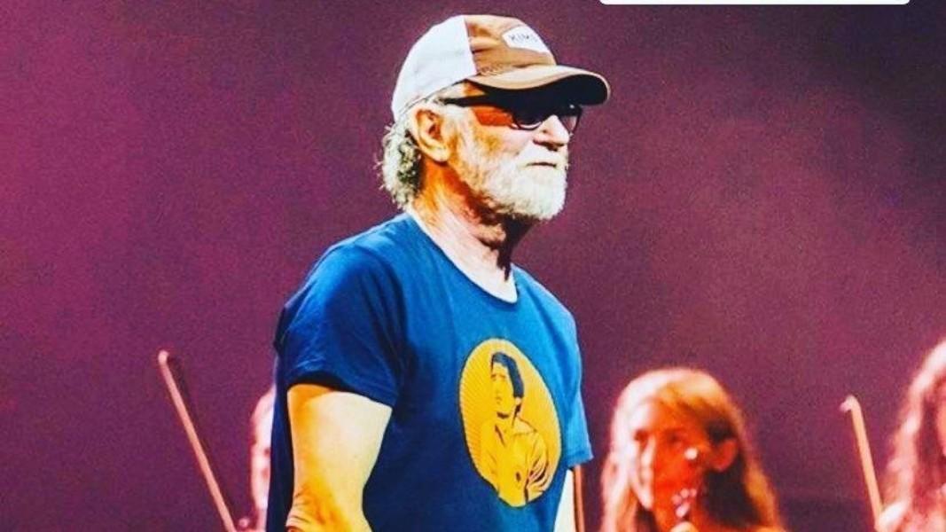 Francesco De Gregori in concerto con la maglia di Agostino Di Bartolomei