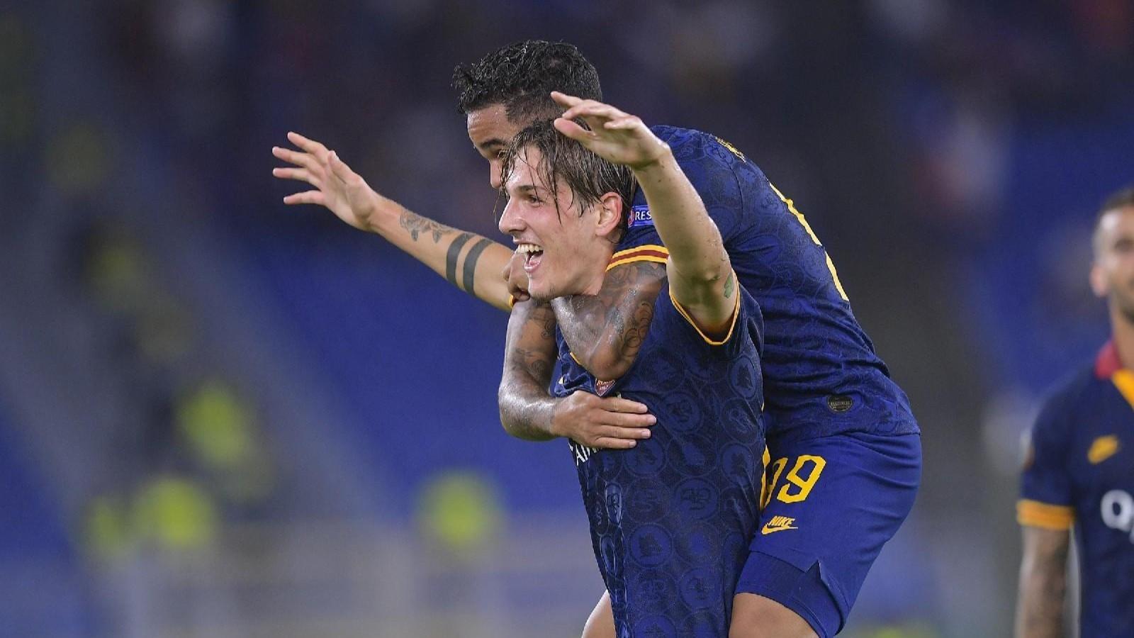 Nicolò Zaniolo e Justin Kluivert festeggiano un gol in Europa League, di LaPresse