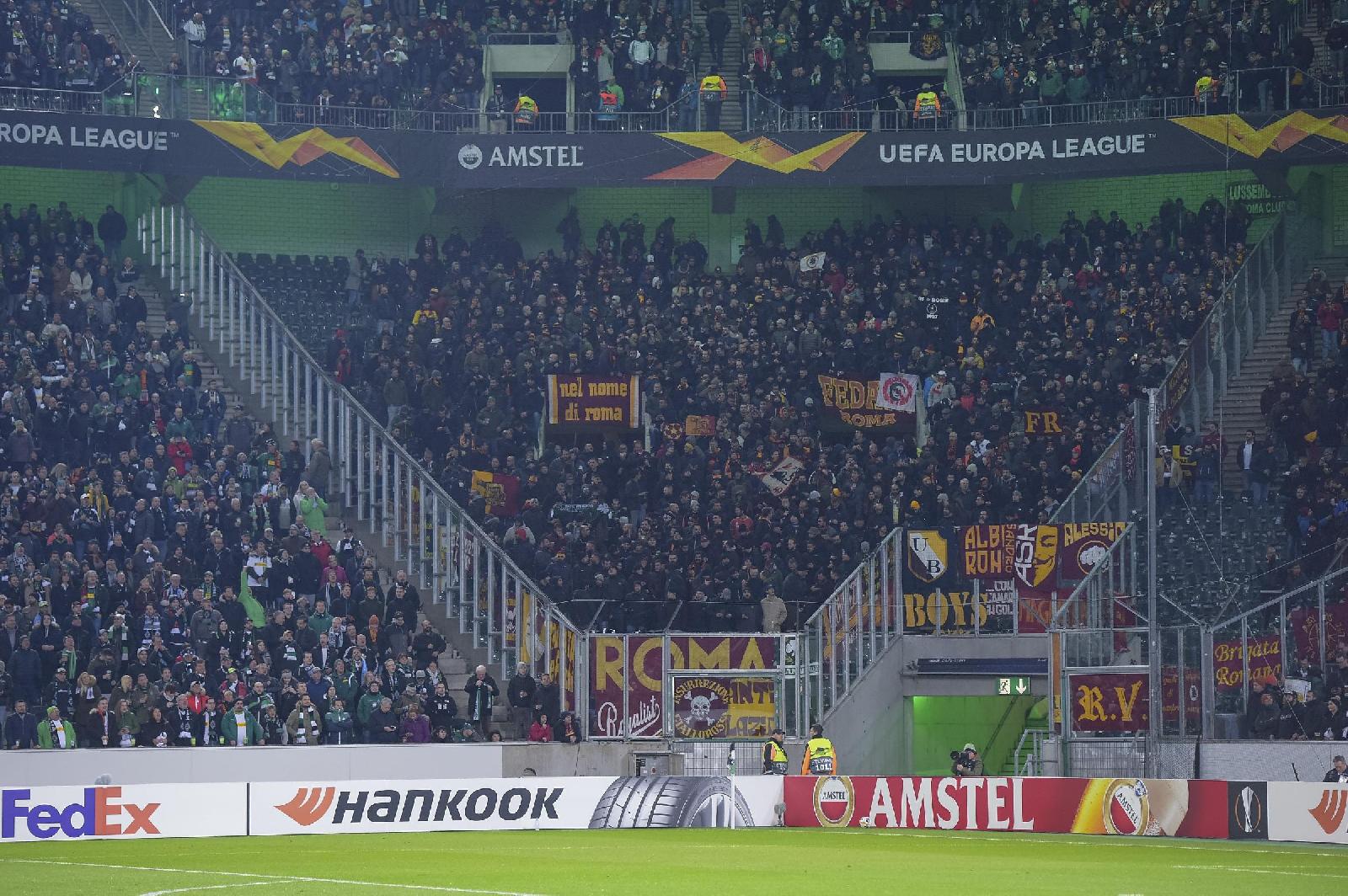 Il settore dei tifosi giallorossi a Moenchengladbach, di LaPresse