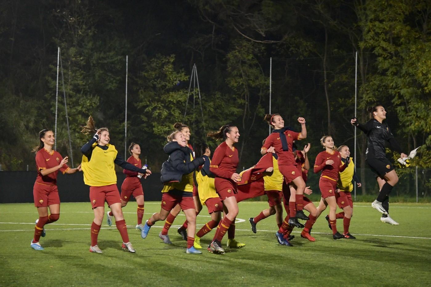 Le ragazze di Fabio Melillo festeggiano dopo la vittoria nel derby, di LaPresse