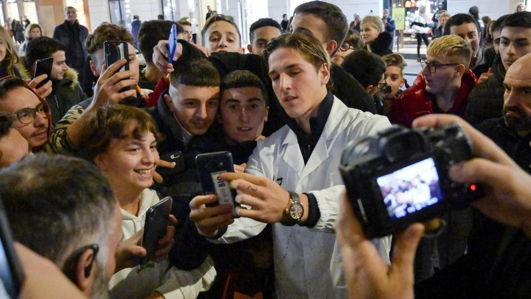 Zaniolo si concede ai tifosi per selfie e autografi, di LaPresse