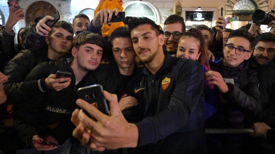 Lorenzo Pellegrini si concede ai tifosi per un selfie