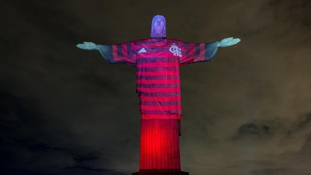 Il Cristo Redentore di Rio vestito con la maglia del Flamengo in occasione della finale di Copa Libertadores