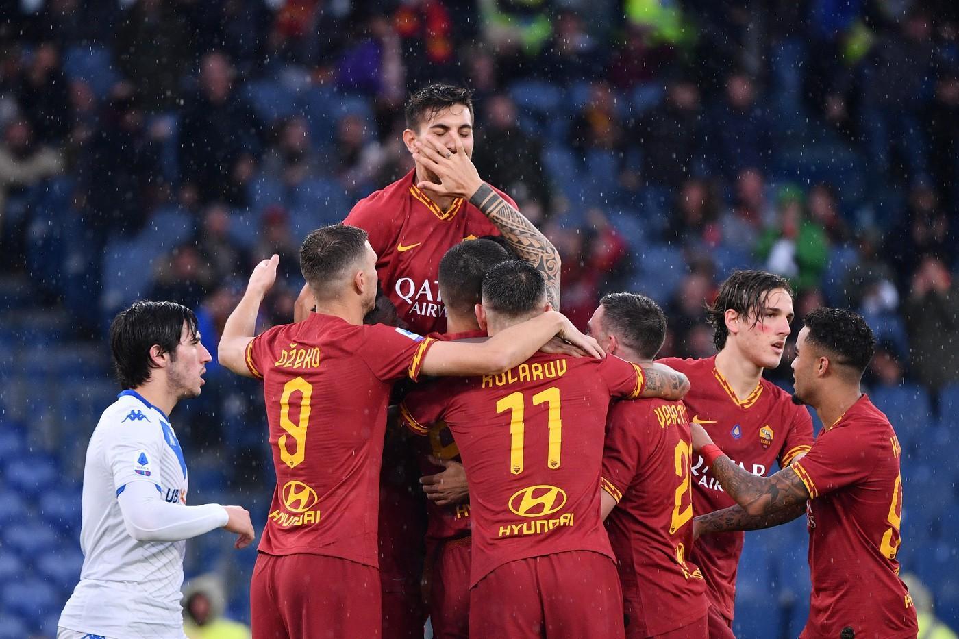L'esultanza dei giocatori della Roma dopo uno dei gol segnati contro il Brescia, di LaPresse