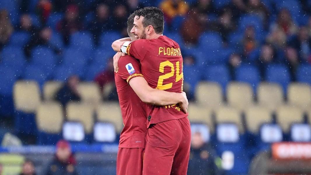 L'abbraccio tra Florenzi e Dzeko dopo il gol del 3-0, di LaPresse