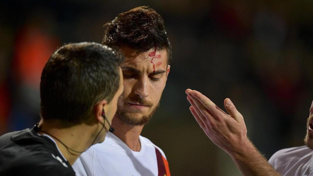 Lorenzo Pellegrini dopo essere stato colpito da un oggetto in campo, di LaPresse