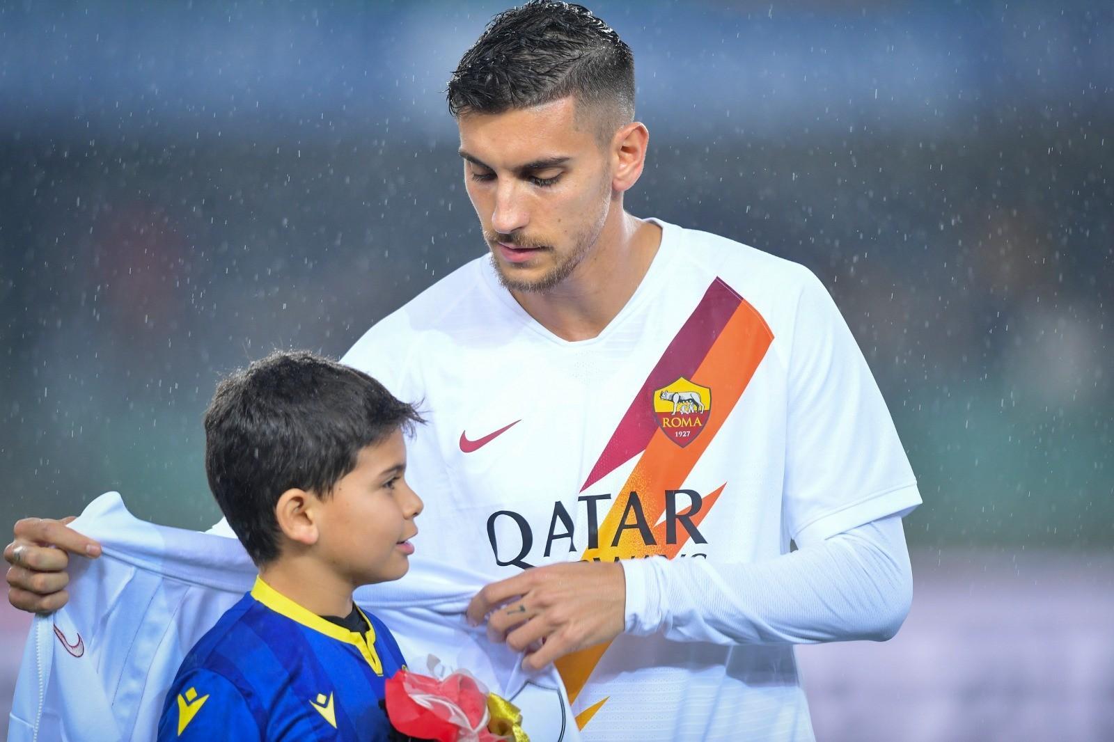 Lorenzo Pellegrini ripara dalla pioggia il bambino sceso in campo con lui, di LaPresse