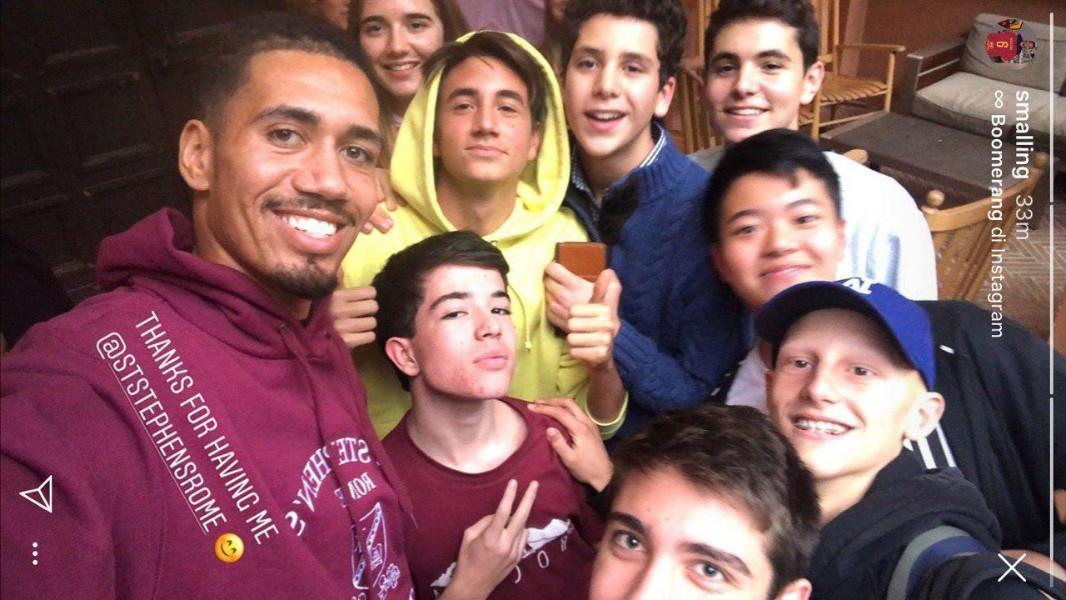 Smalling in posa con alcuni studenti