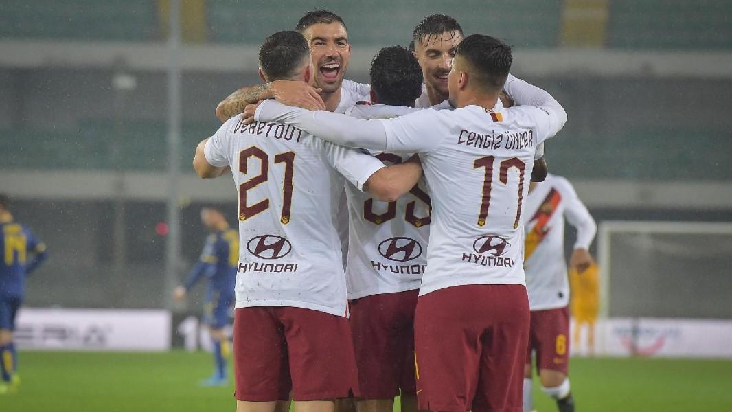 L'esultanza di gruppo della Roma dopo il gol di Kluivert, di LaPresse