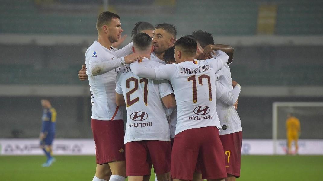 L'esultanza di gruppo della Roma a Verona dove è arrivata la vittoria numero 400 in trasferta, di LaPresse