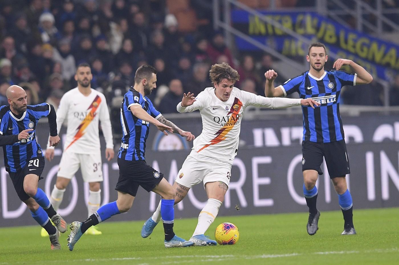 Zaniolo in dribbling su Brozovic, di LaPresse