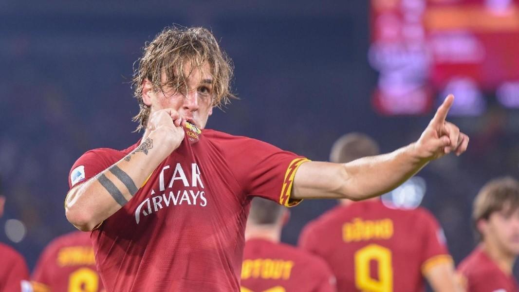 Nicolò Zaniolo e il bacio alla maglia della Roma, di LaPresse