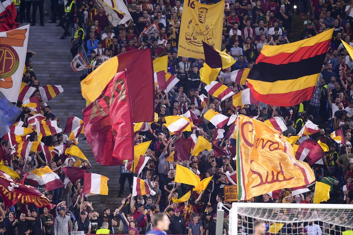 Bandiere e vessilli in Curva Sud, di LaPresse