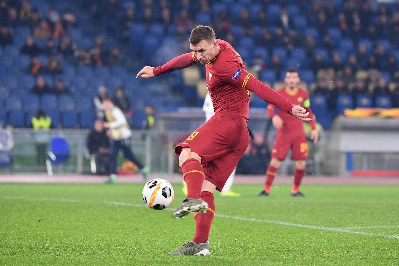 Edin Dzeko in azione durante Roma-Wolfsberger, di LaPresse