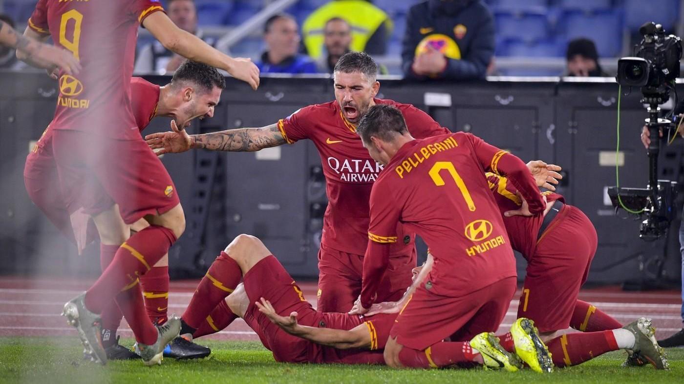 La squadra festeggia il gol di Diego Perotti, di LaPresse