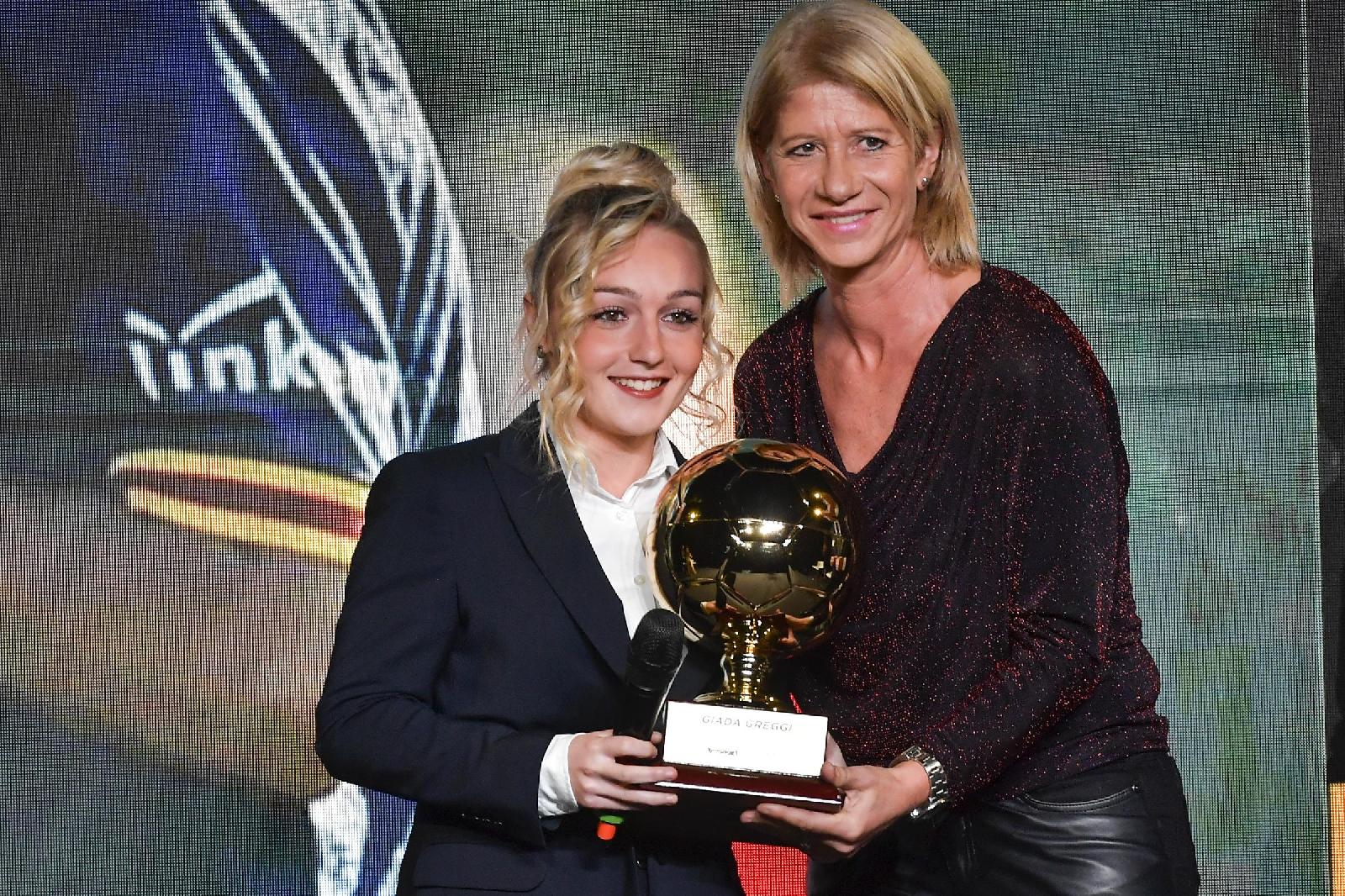 Carolina Morace consegna il premio a Giada Greggi, di LaPresse