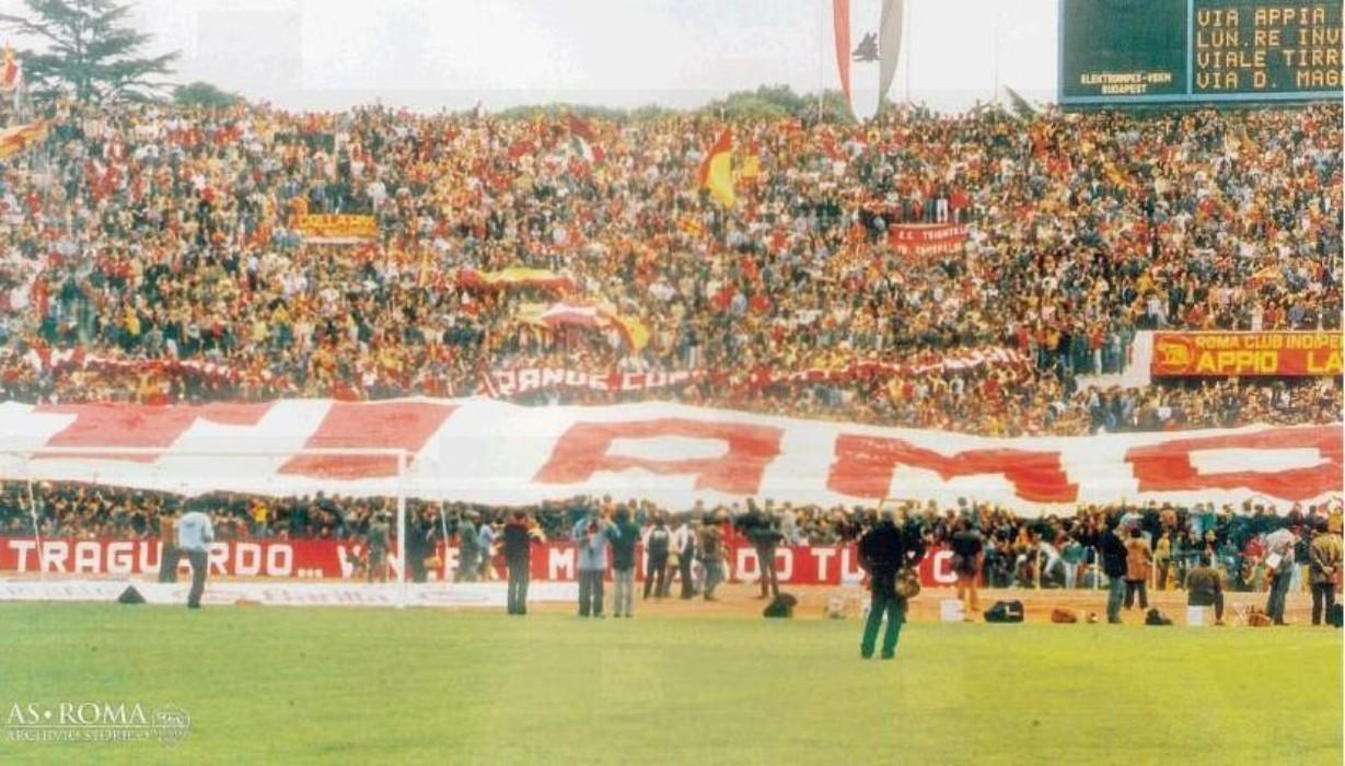 Lo storico striscione esposto dalla Curva Sud prima di Lazio-Roma 0-2, domenica 23 ottobre 1983 (ARCHIVIO AS ROMA)