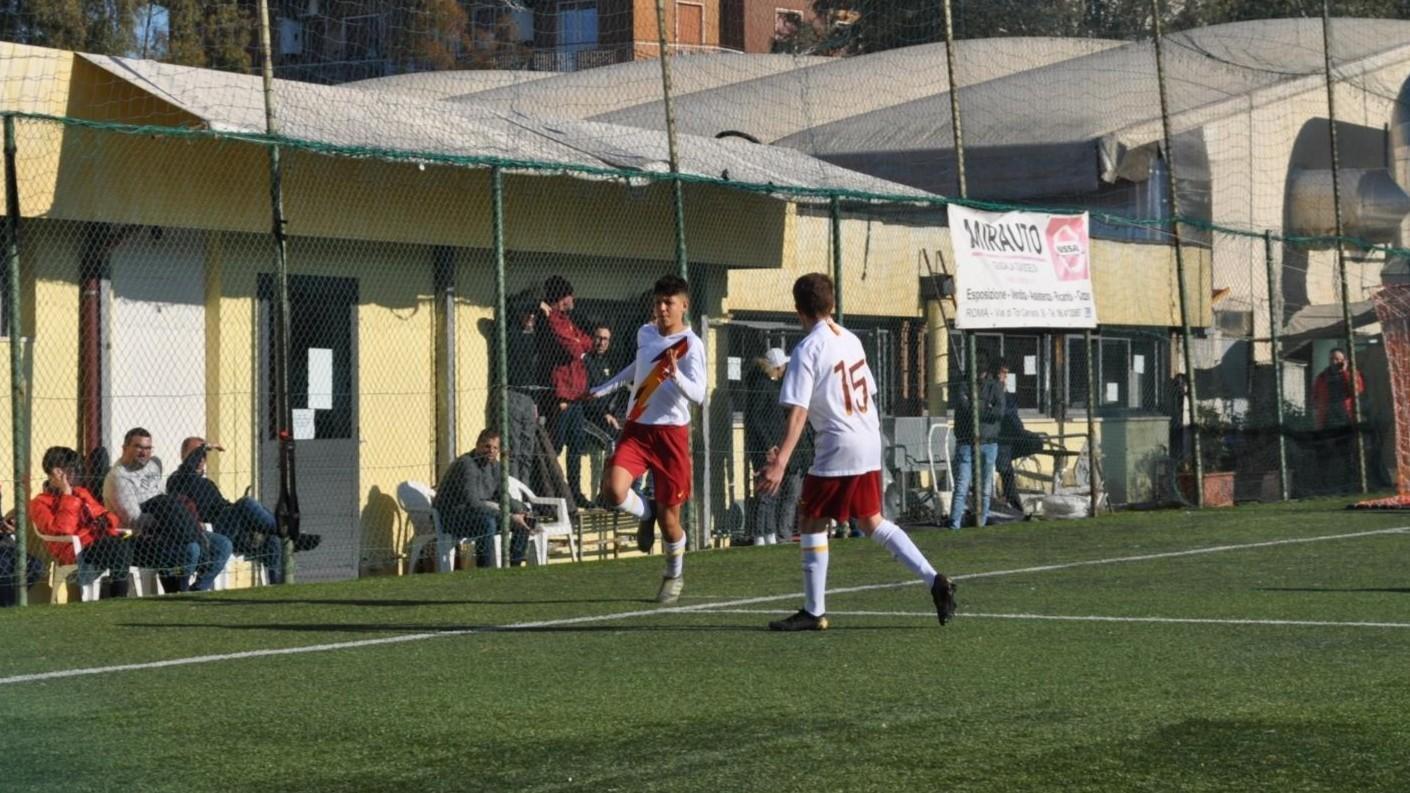 Bauco abbraccia Feola dopo il gol del 2-1 in Roma-Milan