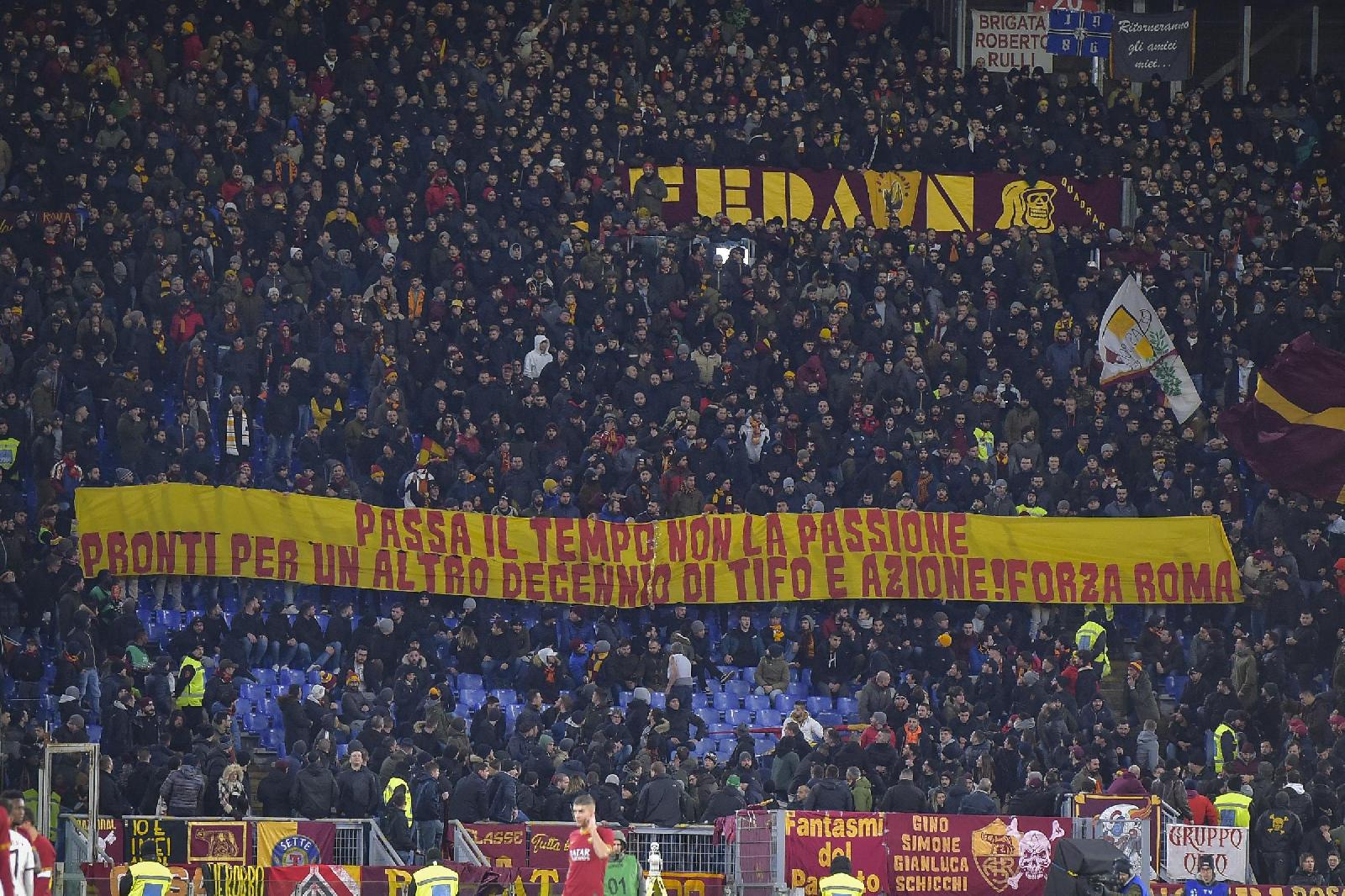 Uno degli striscioni in Curva Sud durante Roma-Torino, di LaPresse