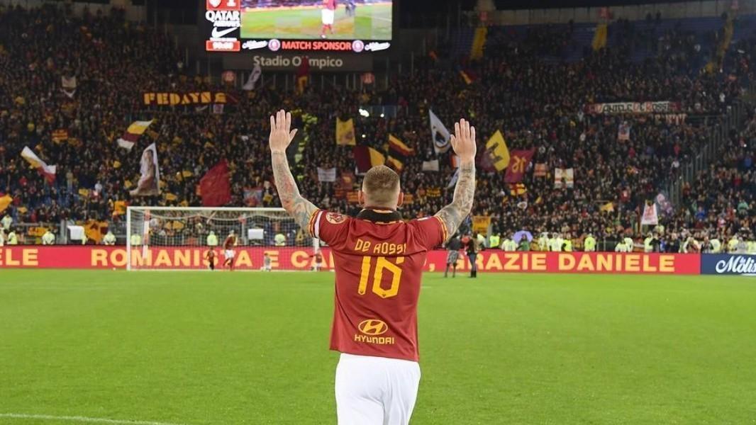 Daniele De Rossi saluta la Curva Sud la sera dell'addio