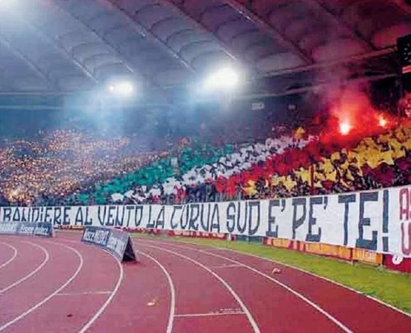 La Curva Sud in Roma-Juve 4-0 del 2003-04