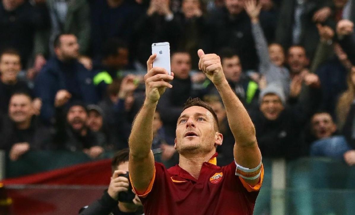 Totti alle prese con il selfie sotto la Sud dopo la doppietta al derby, di LaPresse