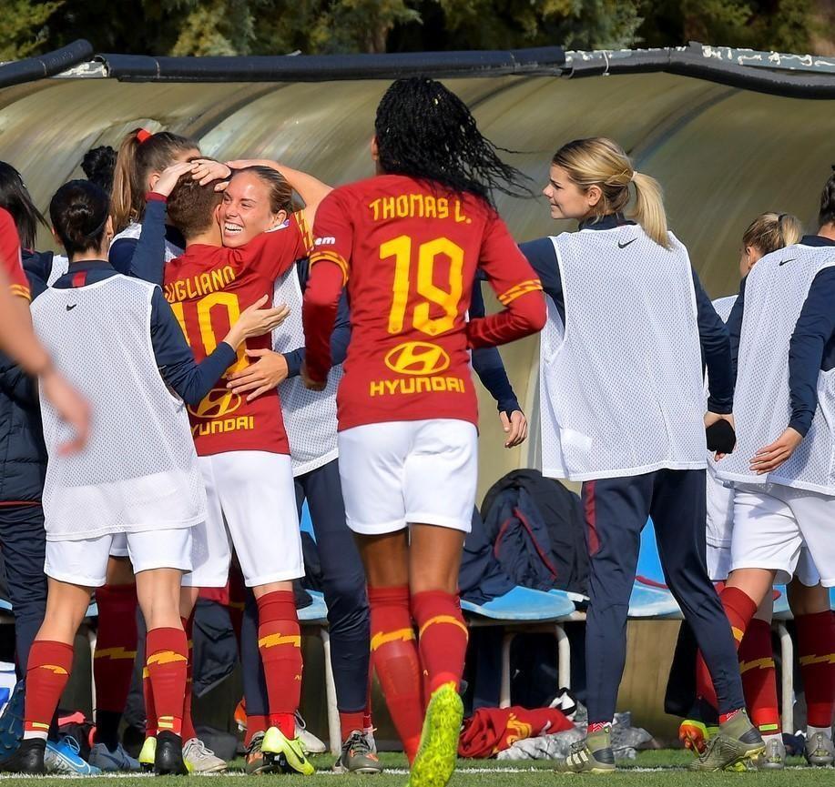 Manuela Giugliano festeggia il gol contro la Pink Bari, di LaPresse