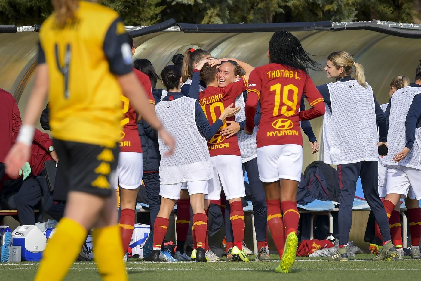 Dopo aver segnato la rete del 2-0 con un destro da fuori area, Giugliano corre verso la panchina e abbraccia la nuova arrivata Petronella Ekroth, di LaPresse