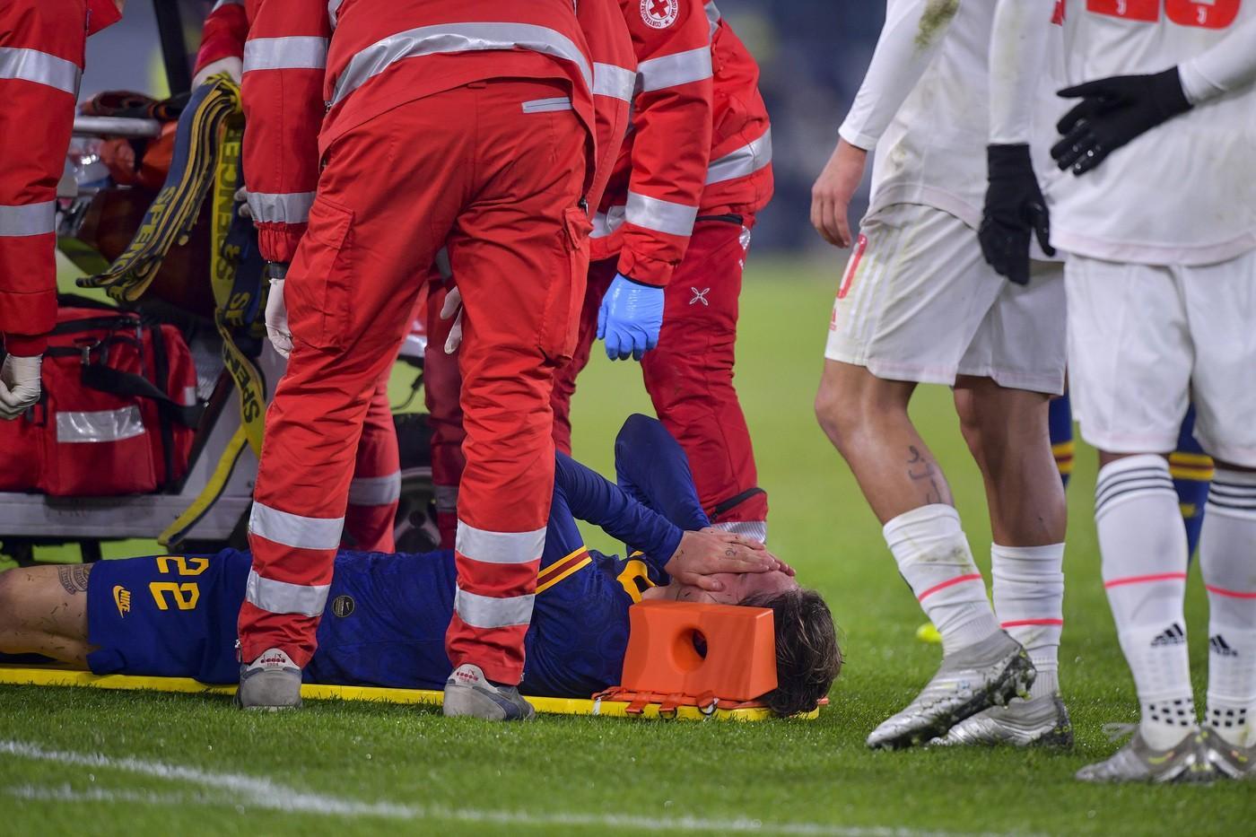 Zaniolo a terra dopo l'infortunio al crociato riportato contro la Juventus, di LaPresse
