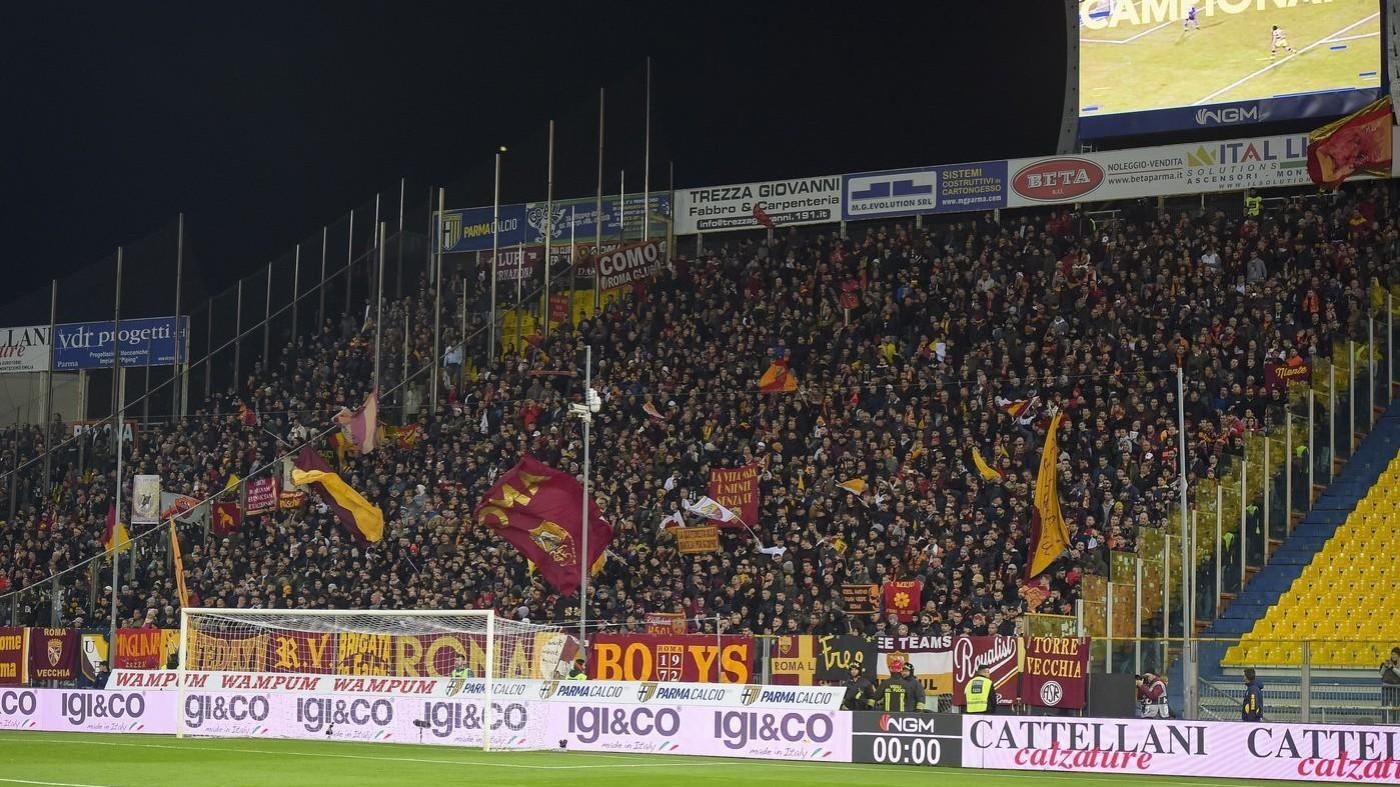 Tifosi giallorossi nel settore ospiti del Tardini, di LaPresse