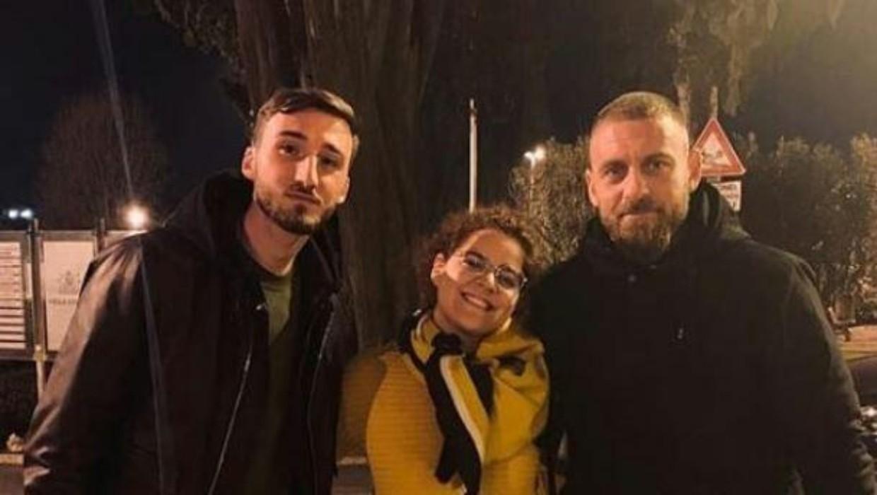 De rossi e Cristante con una tifosa davanti all'ingresso di Villa Stuart