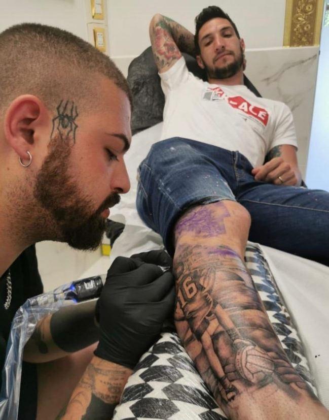 Politano lo scorso luglio mentre terminava il suo tatuaggio