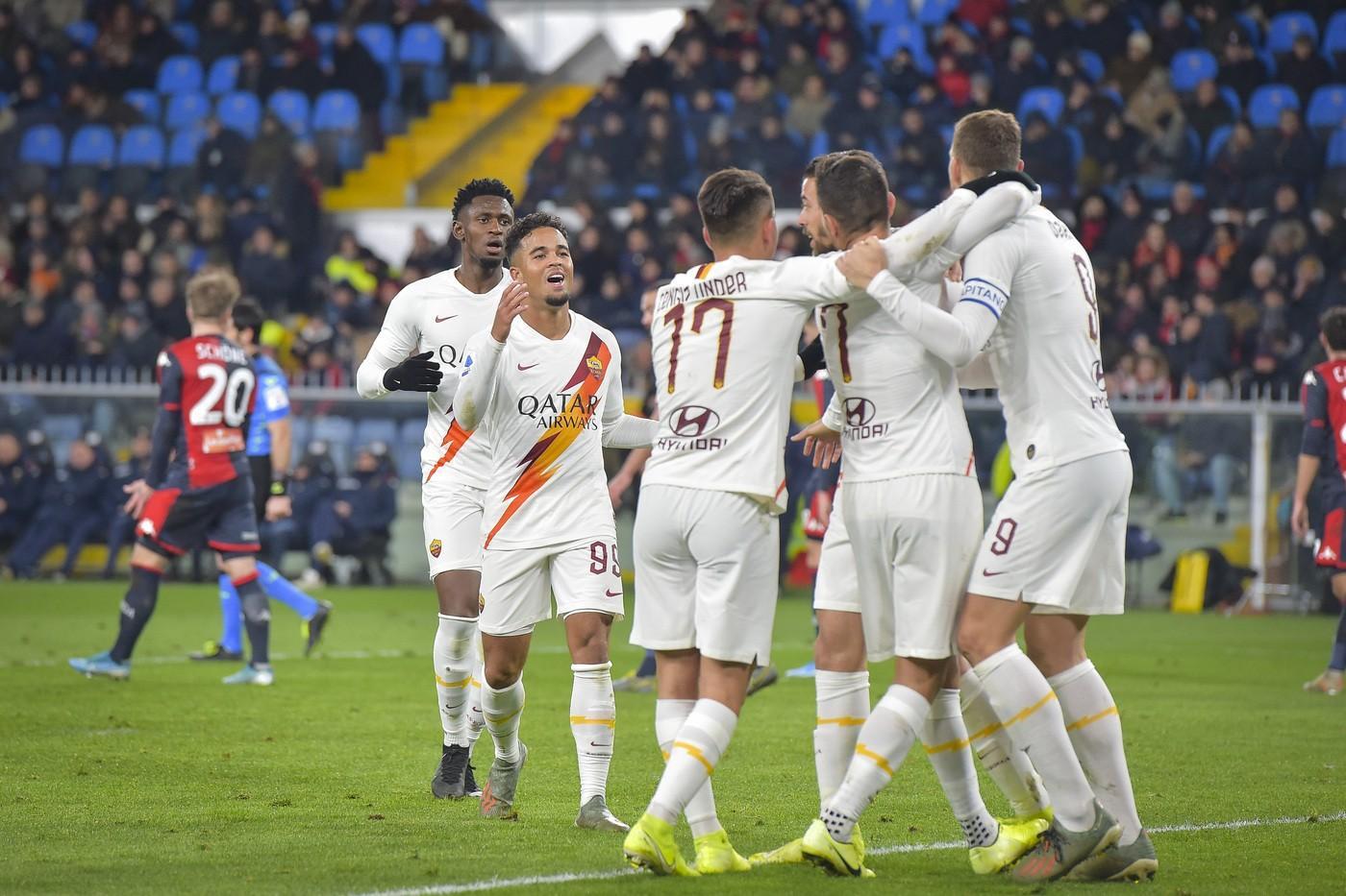 Il gruppo corre ad abbracciare Spinazzola dopo il gol del momentaneo 0-2