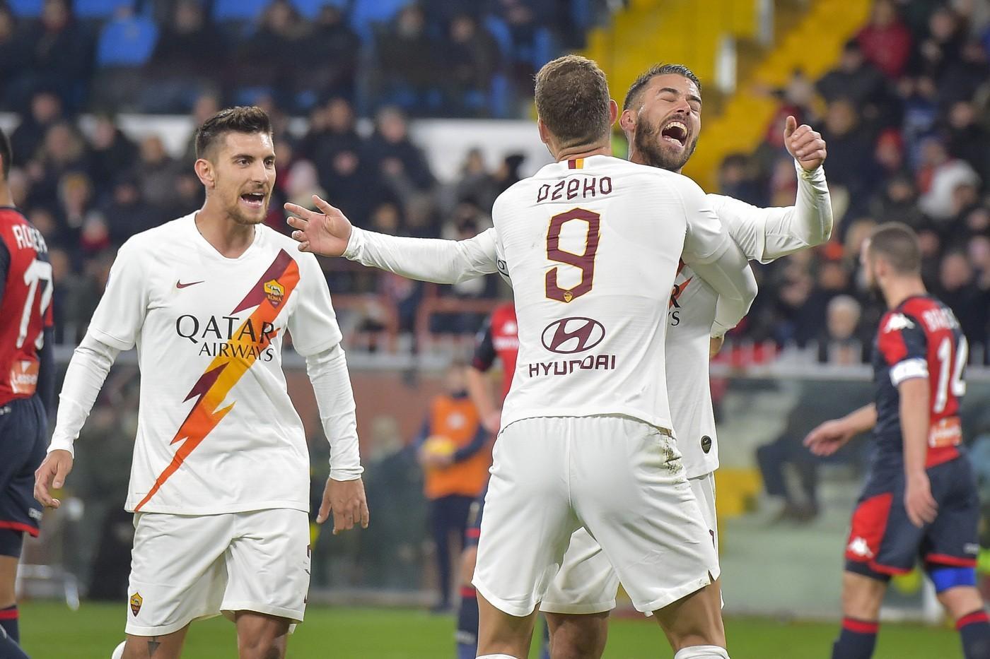 Dzeko abbraccia Spinazzola dopo l\'autorete di Biraschi