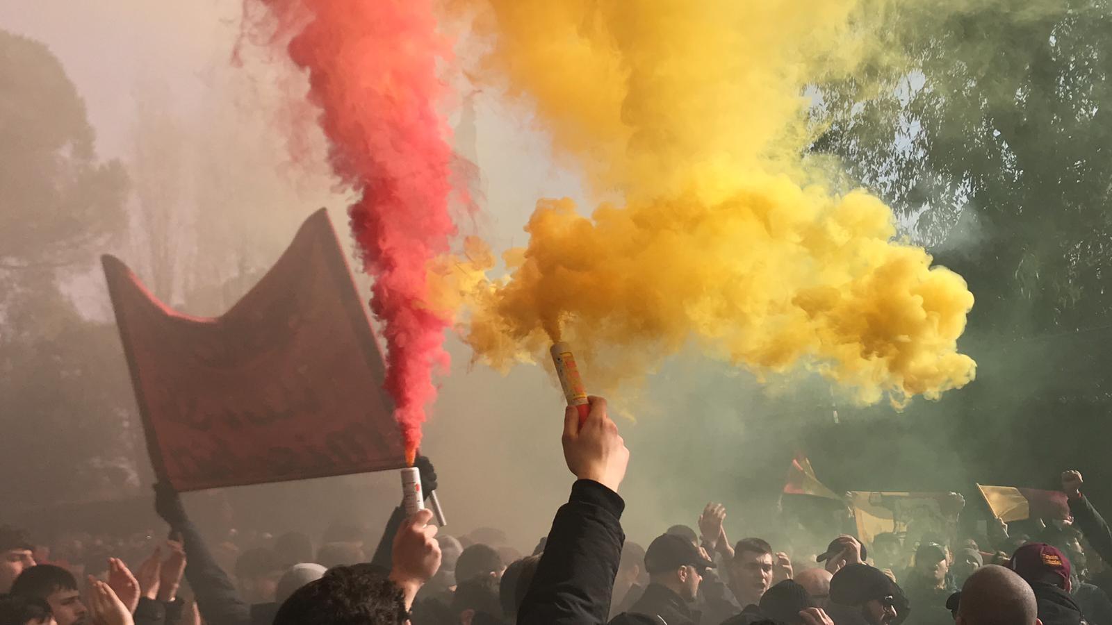 I tifosi giallorossi all\' esterno di Trigoria