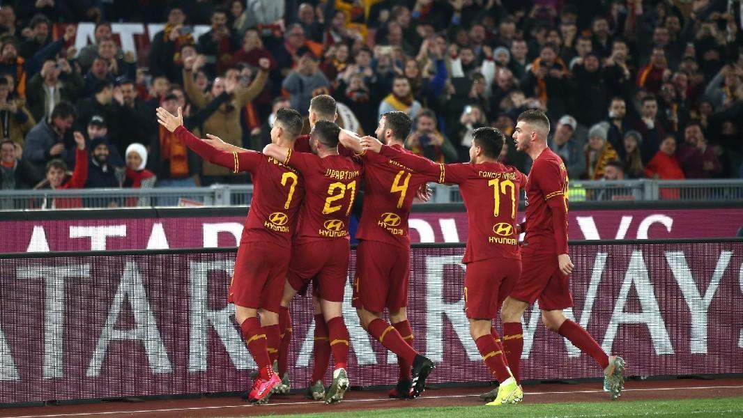 La Roma esulta al gol di Dzeko durante il derby, di Mancini