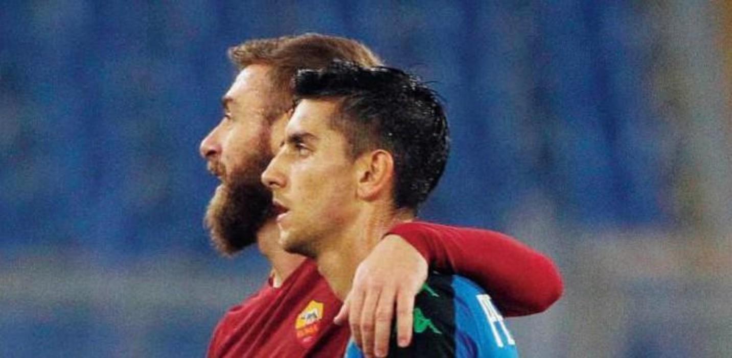 Lorenzo Pellegrini quando vestiva ancora  la maglia  del Sassuolo, abbracciato al suo idolo Daniele De Rossi durante una sfida fra la Roma e i neroverdi, di Mancini