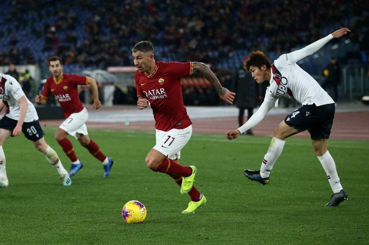 Kolarov e Tomiyasu durante Roma-Bologna, di Mancini