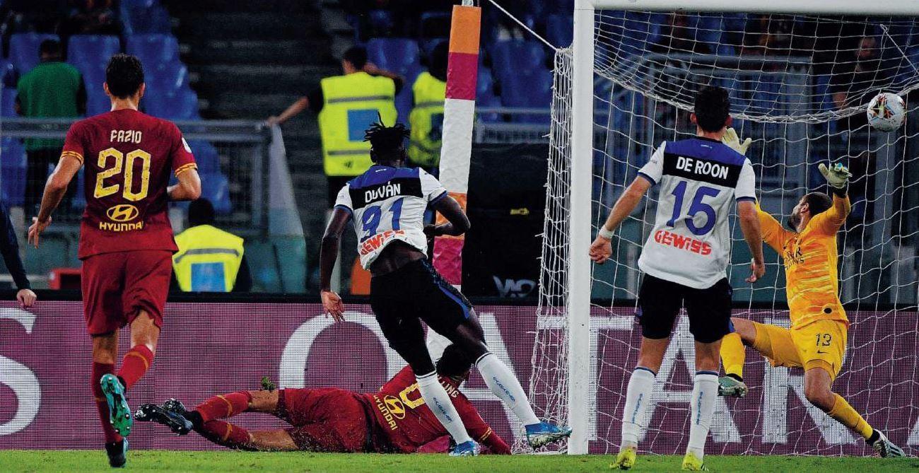 Il gol di Zapata che ha indirizzato la partita dell’andata, poi finita 0-2: è stata la prima sconfitta stagionale per la Roma, di LaPresse