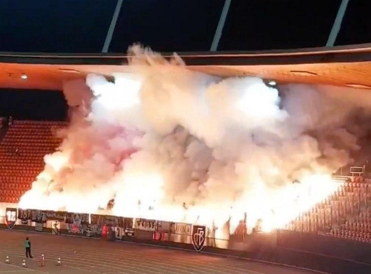 VIDEO - Lo speaker: Fumogeni vietati, ecco la reazione dei tifosi del  Basilea