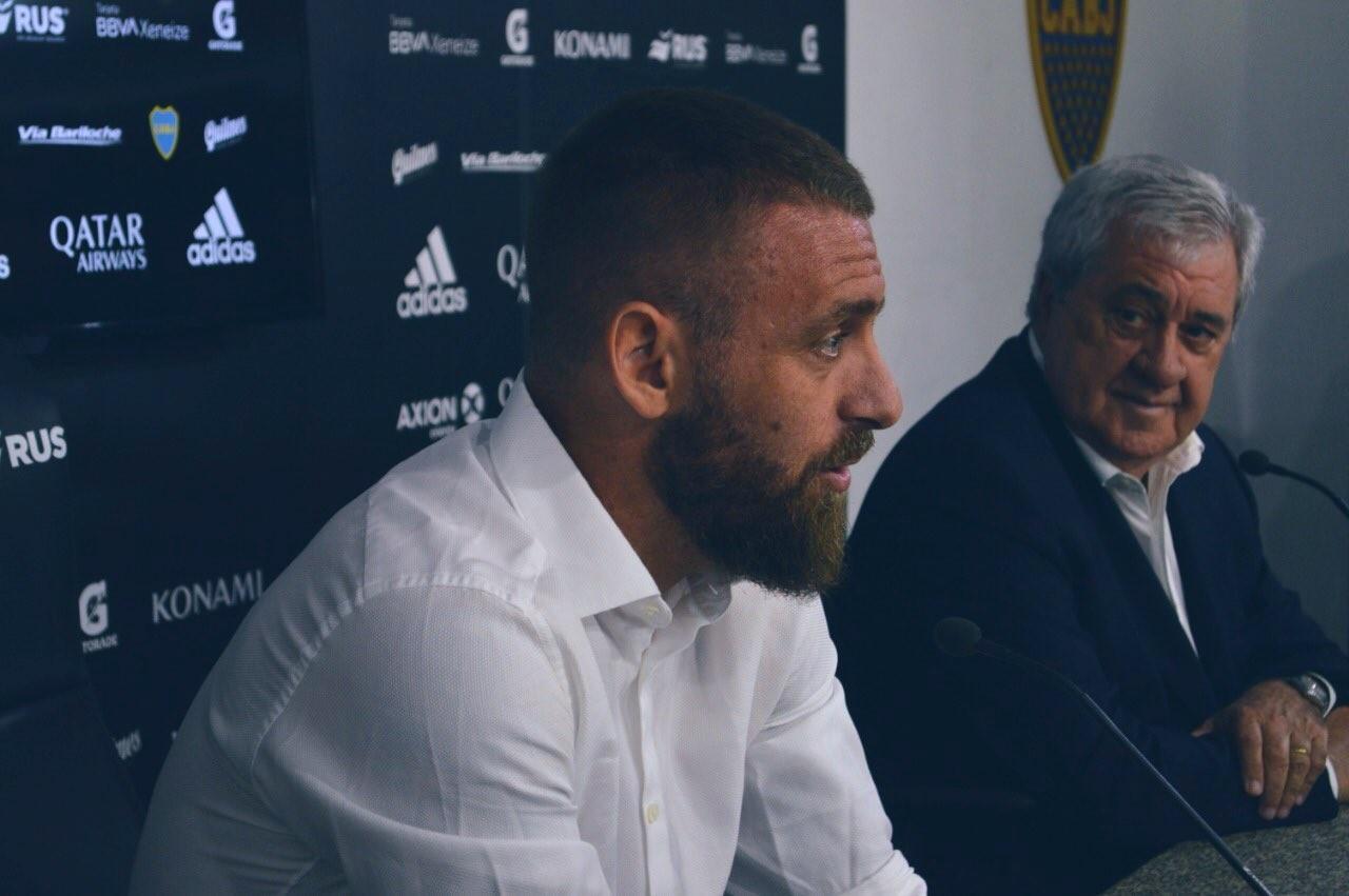 Daniele De Rossi in conferenza stampa al Boca Juniors